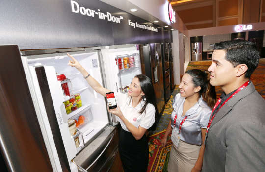 LG전자는 23일(현지시간)부터 26일까지 미국 올란도 리츠칼튼호텔에서 중남미 8개국 주요 거래선과 기자 등 200여명을 초청해 현지시장을 겨냥한 전략제품과 다양한 최신 제품 100여종을 소개했다. <LG전자 제공>